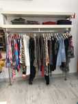 Expositor de roupa para loja com prateleira