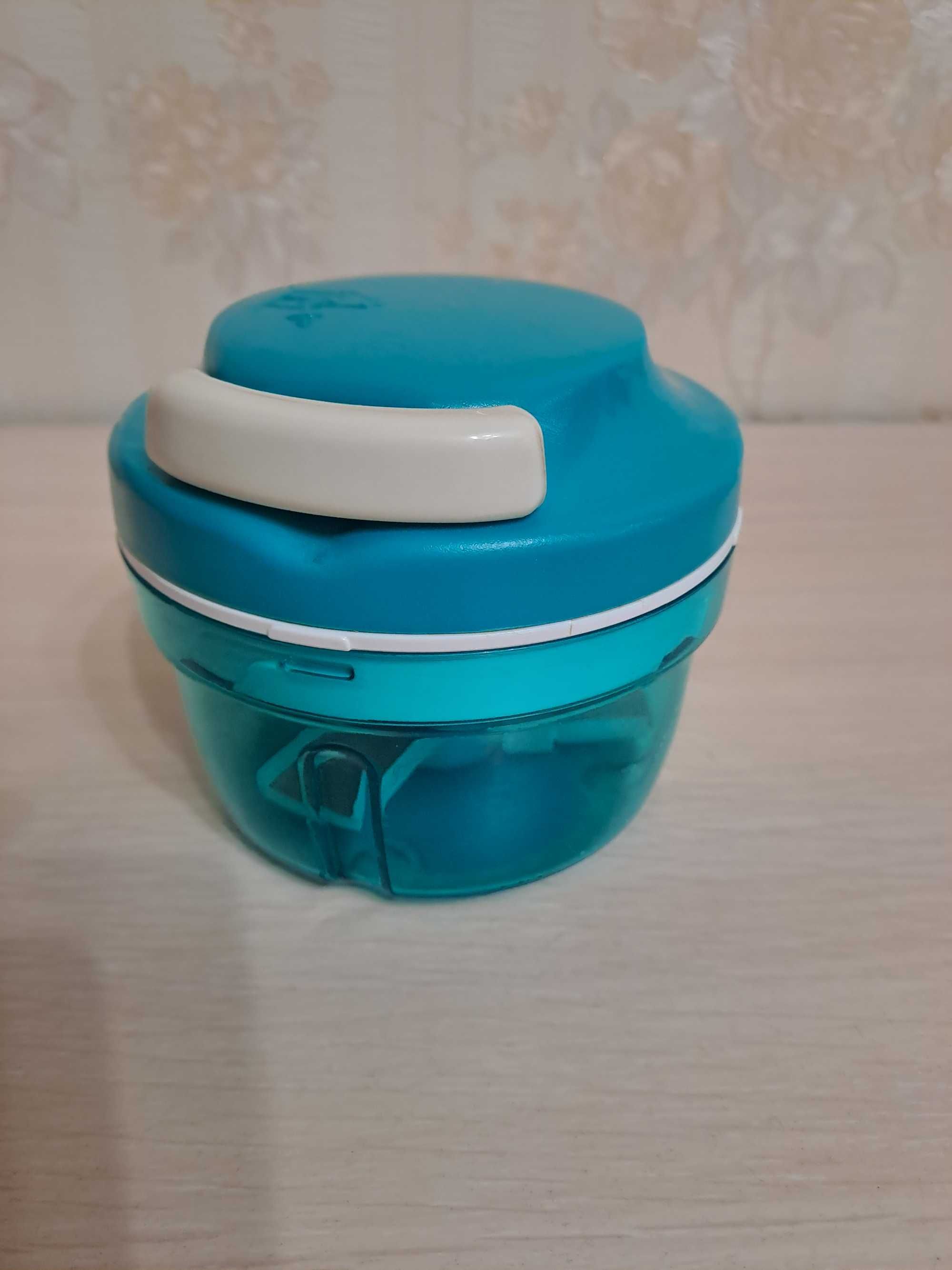 Подрібнювач "Tupperware", виготовлений з екологічно чистого полімеру.