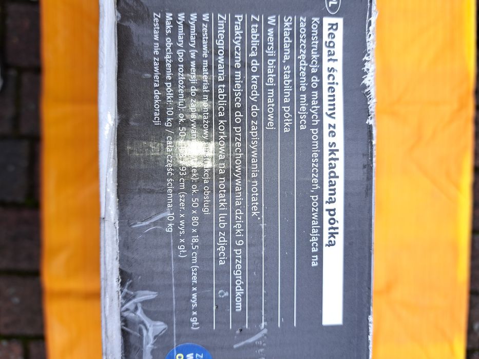 Regał ścienny z składaną półką.