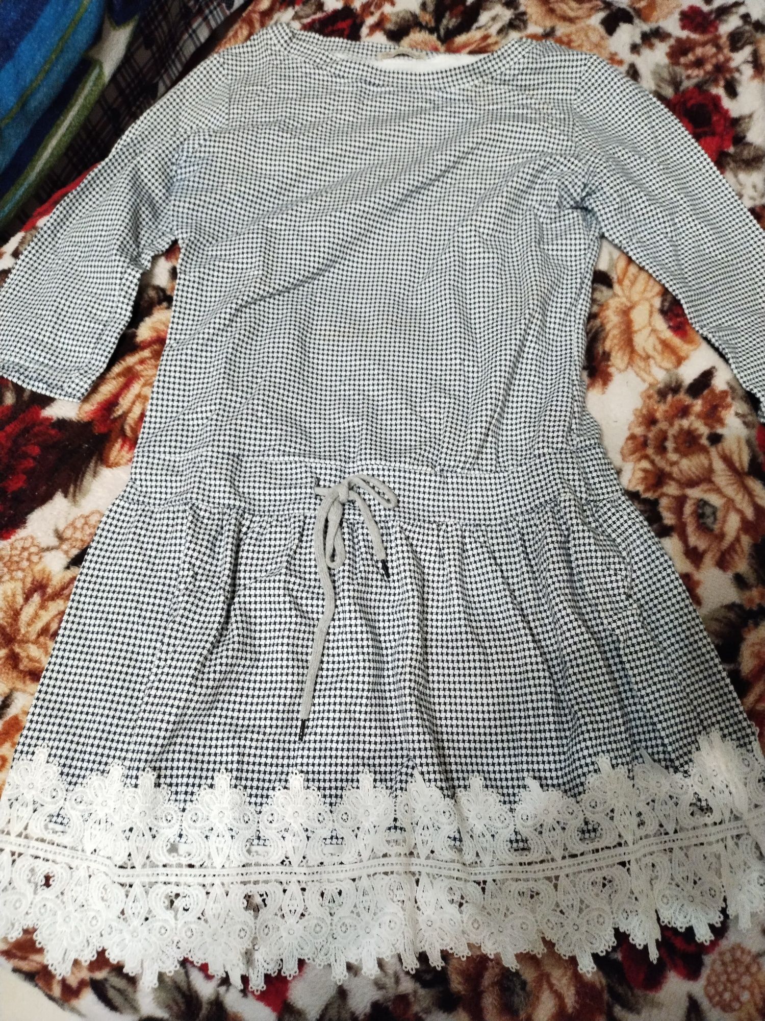 Продам сукню з кружевним низом