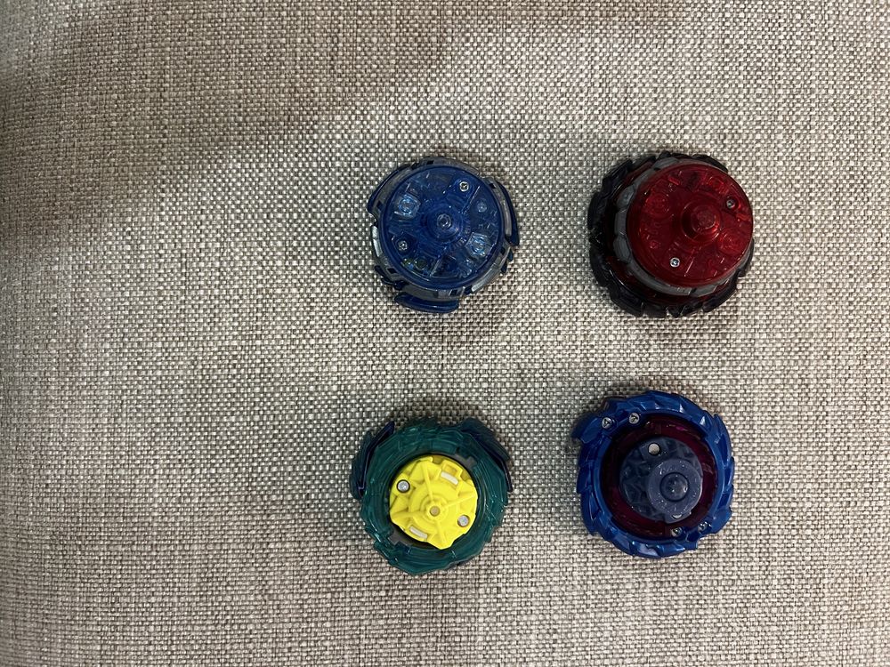 Beyblades originais e arenas