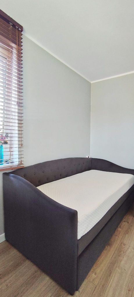 Sofa 2 w 1 z delikatnym pikowaniem.