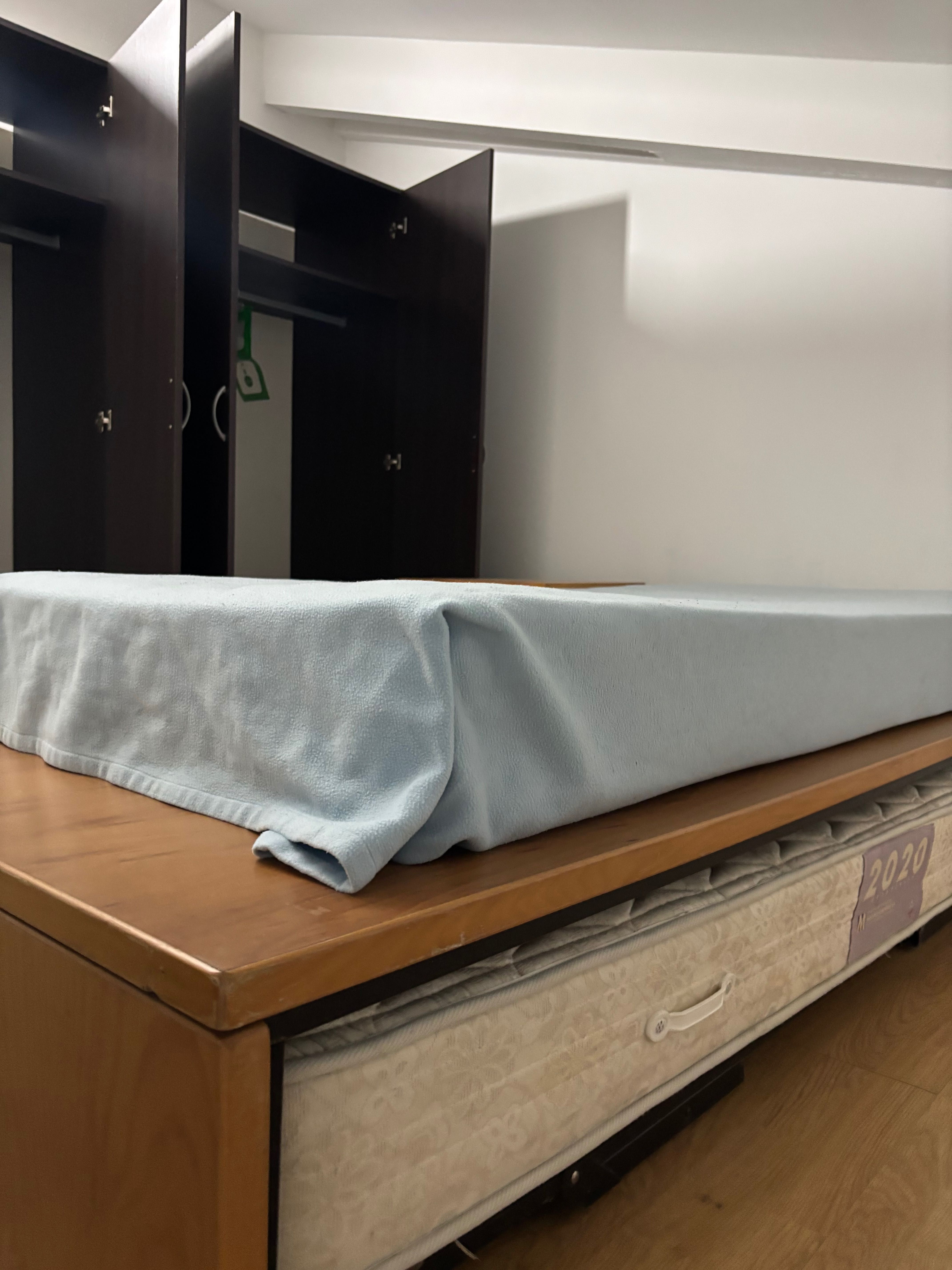CAMA DUPLA com oferta da mesa de cabeceira