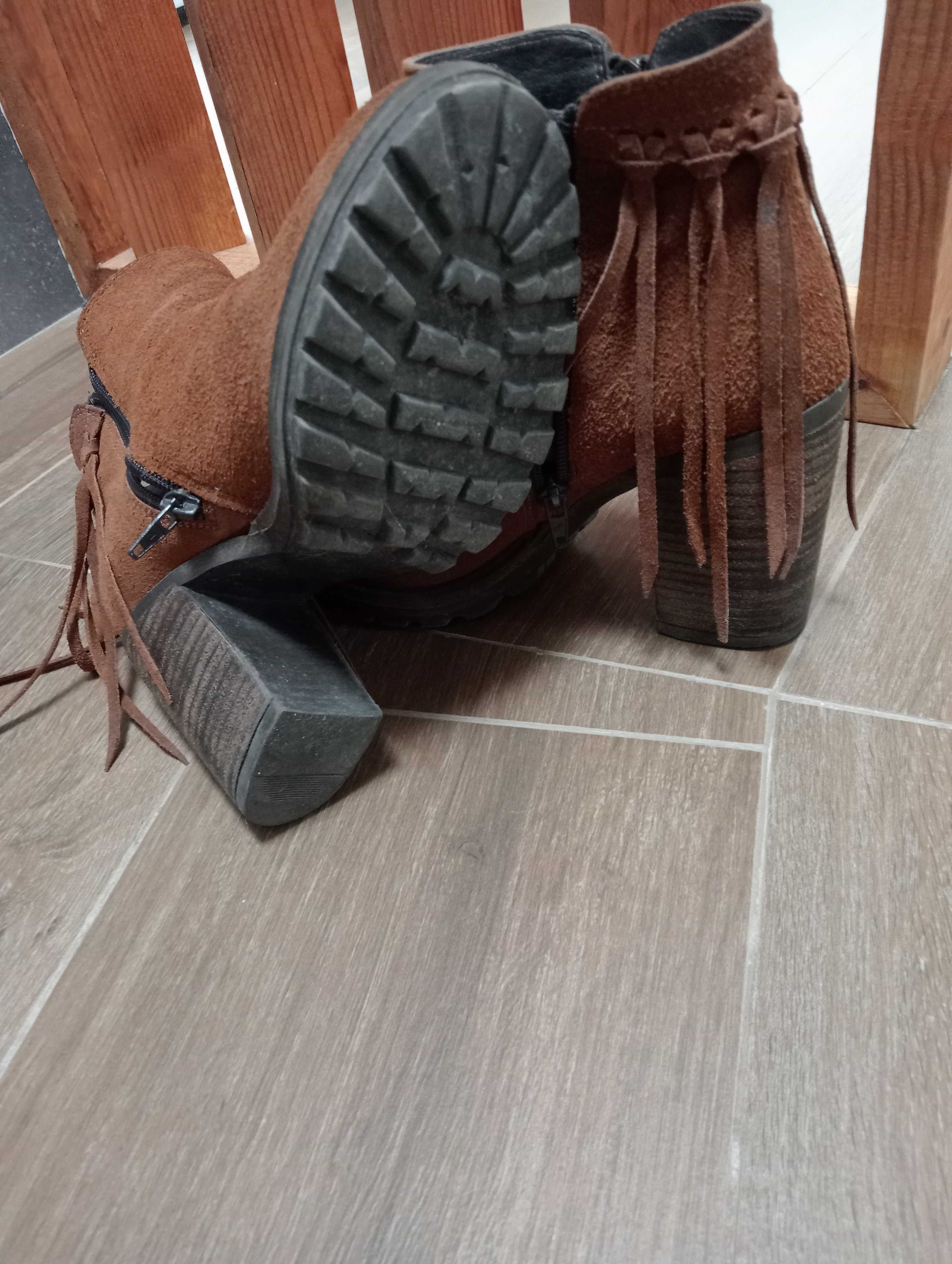 Botas em pele castanha