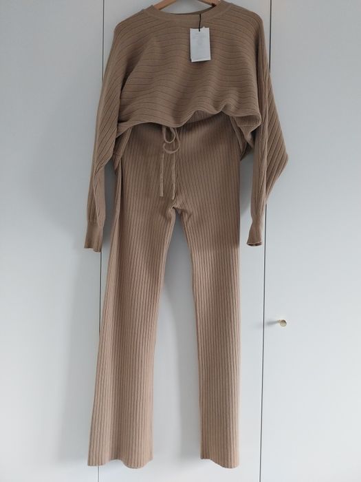 Komplet prązkowy damskie (sweter i spodnie )