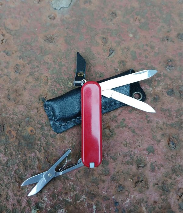 Допоміжник   victorinox classic  з чохлом.