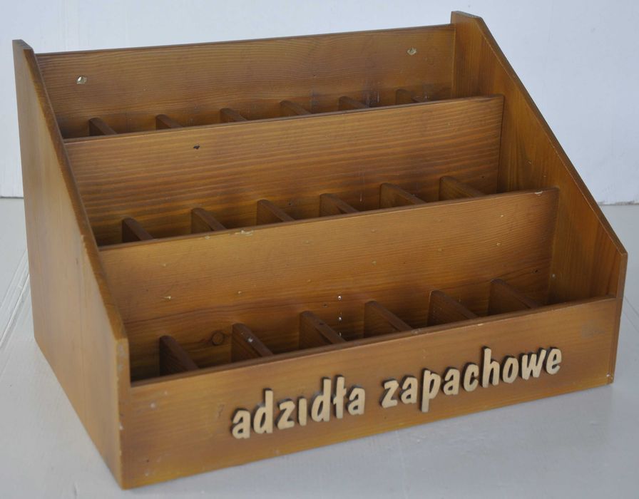 Stojak Drewniany Trzy Półeczki 21 Przegródek Używany Oddam za Darmo