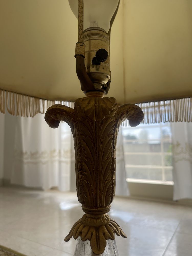 Par de candeeiros de chao altos em metal e porcelana bem antigos.