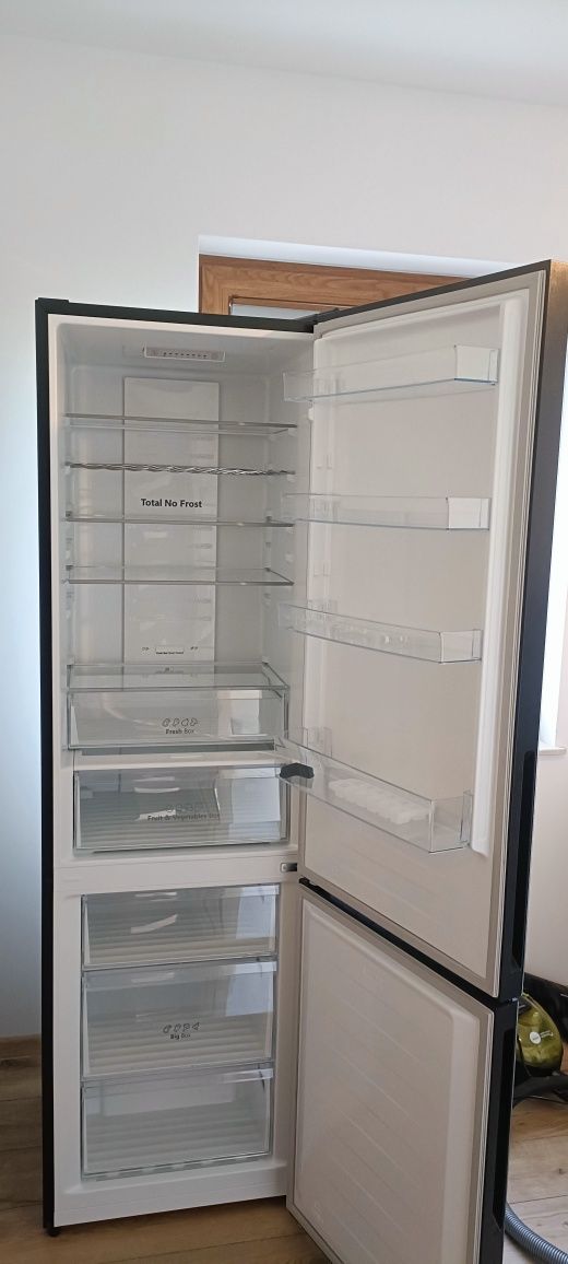Lodówka HISENSE RB440N4GBE No frost 200.4cm Czarna (szkło) licowane