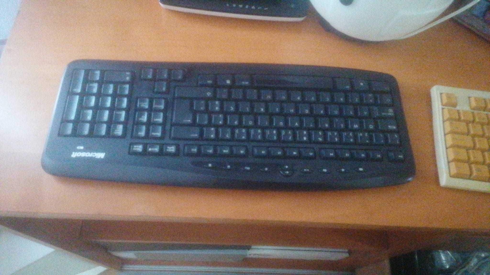 Vários teclados de computador usados