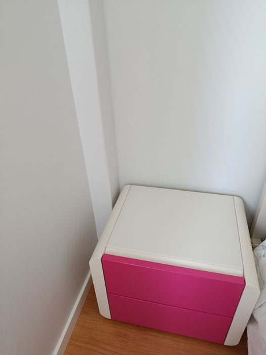 Secretária e mesa cabeceira de criança