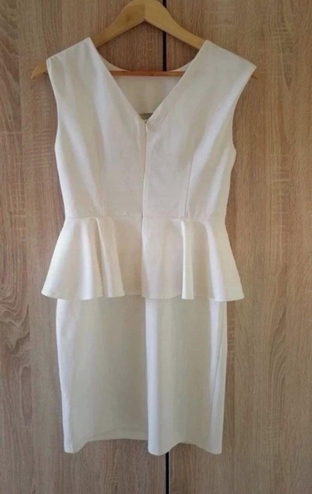 Sukienka mini z baskinką biała kremowa M
