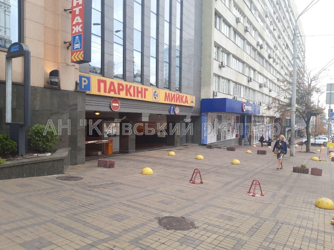 Продаж паркомісця в підземному паркінгу, вул.Володимирська, 49 А.