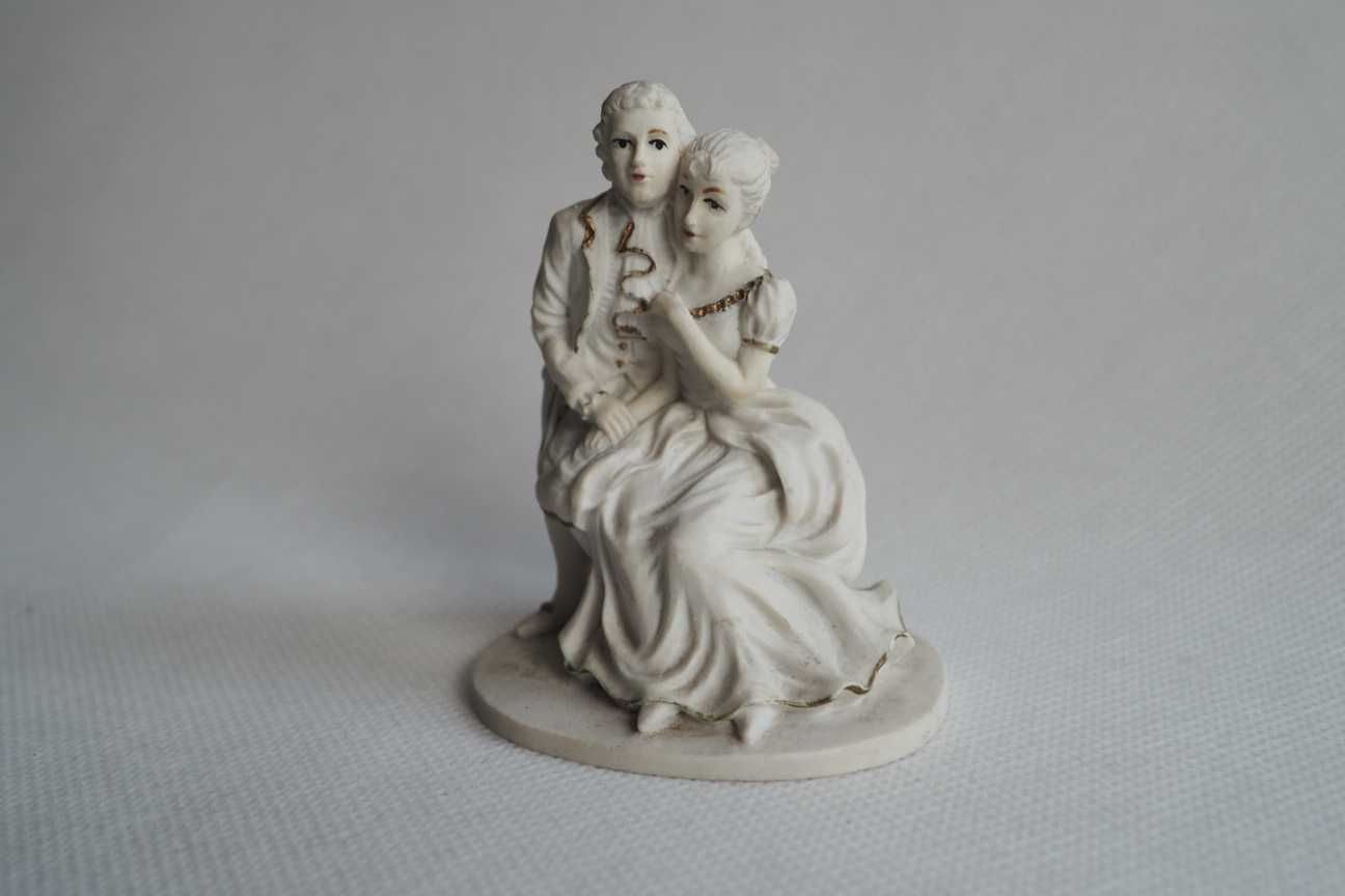 Figurka para w stylu barokowym 8 cm - urocza