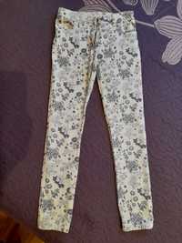 Oryginalne białe jeansy w kwiaty 146