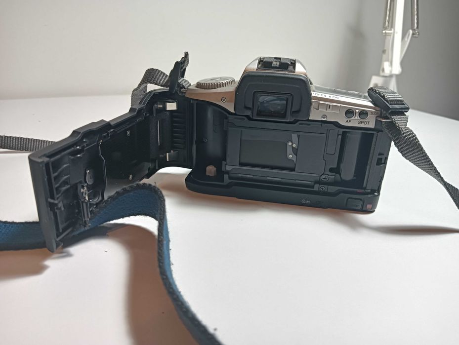 Minolta Dynax 4 z obiektywem AF Zoom 28–100 mm + pokrowiec i statyw