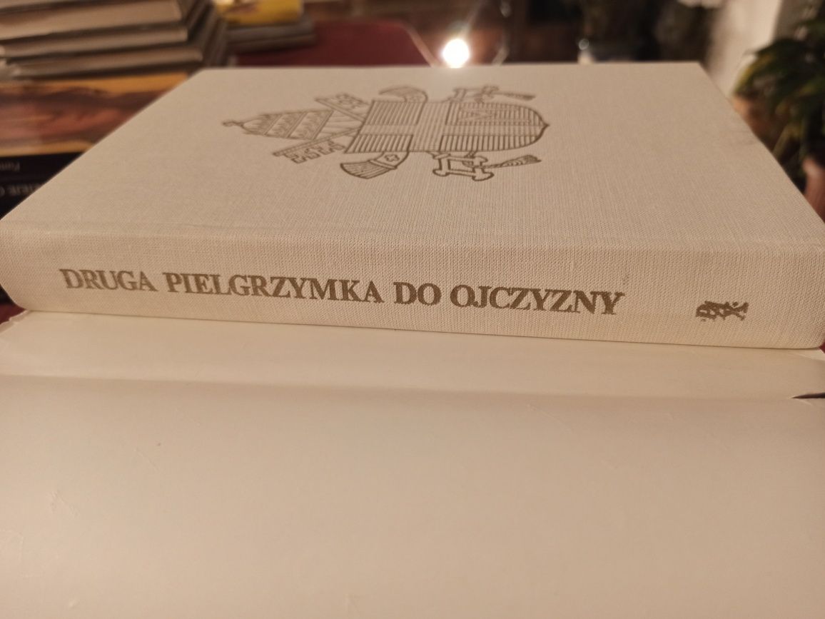 Zbiór ilustrowanych książek o pielgrzymkach Jana Pawła II do Ojczyzny