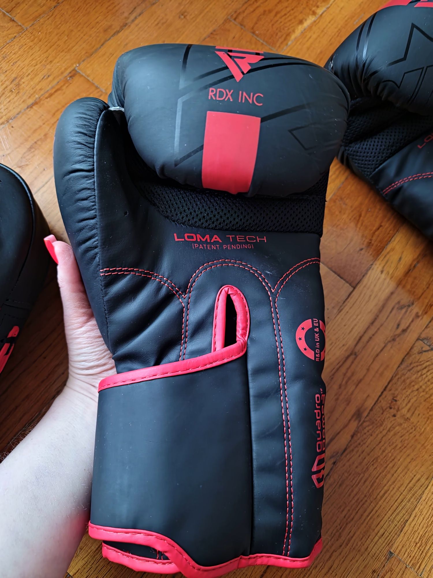 Боксерські рукавички та лапи  RDX F6 KARA