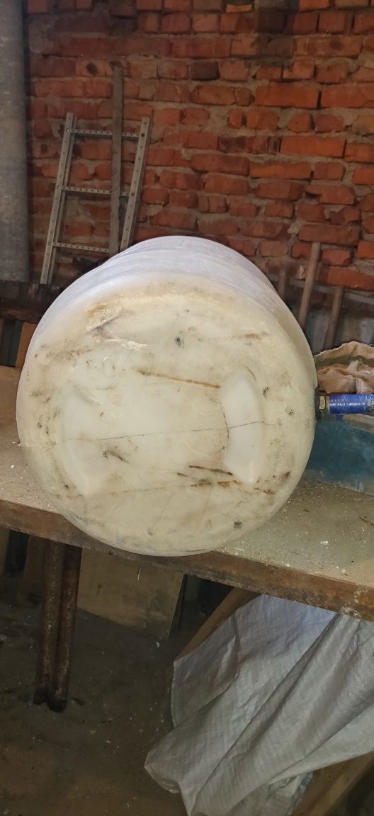 Продам пластмассовый бак.