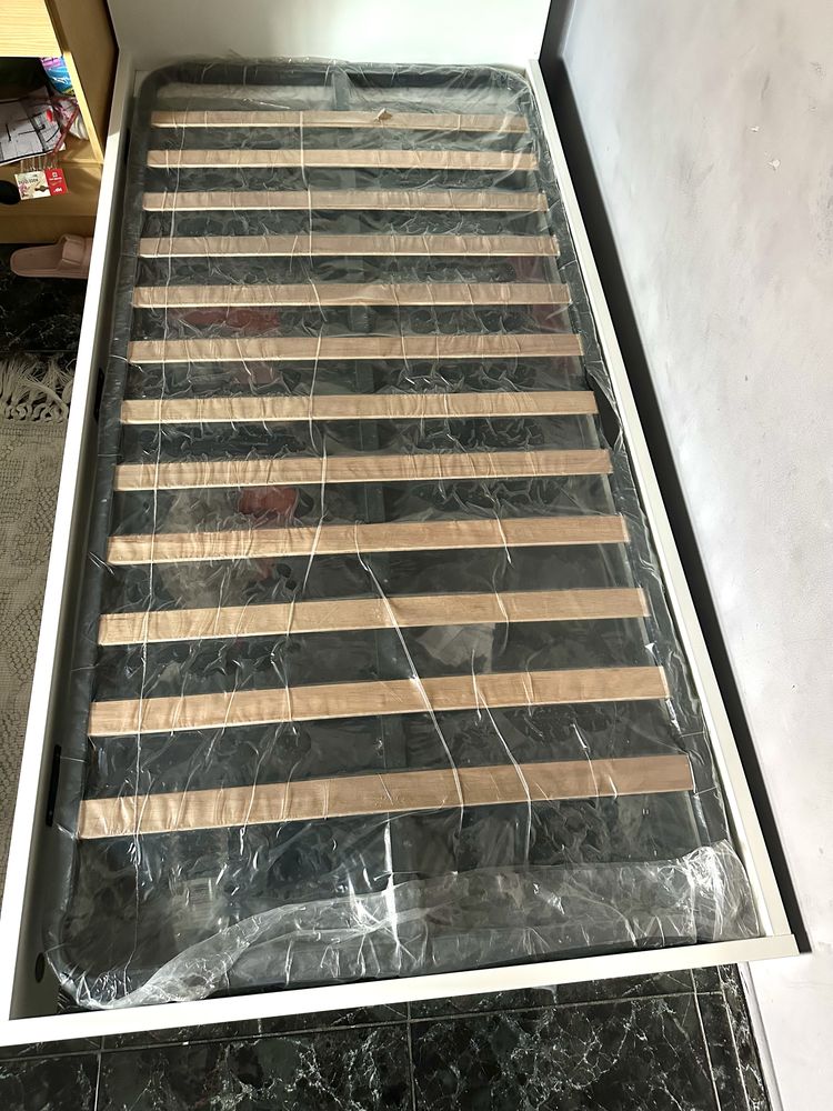 Cama de solteiro com colchão e estrado