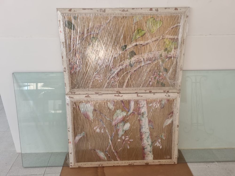Quadros com moldura dourada