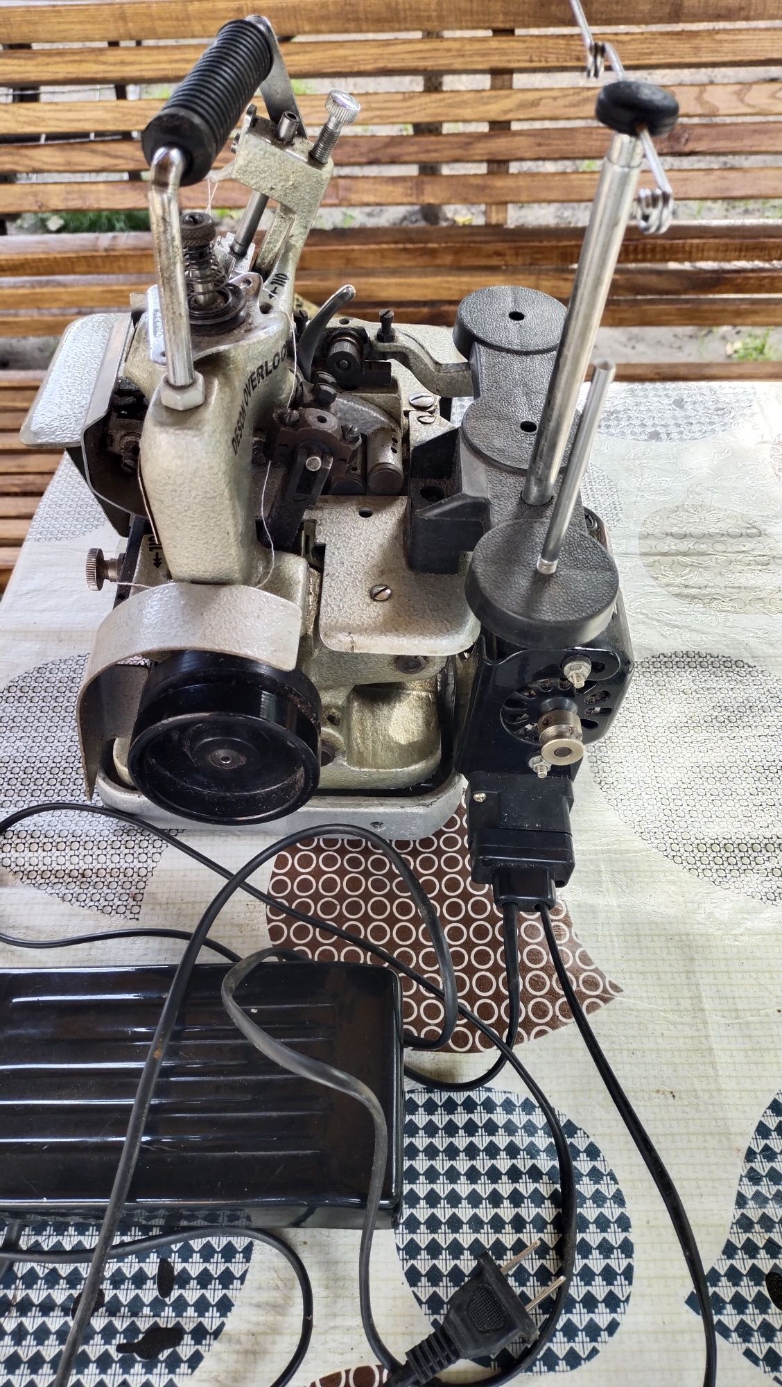 Оверлог Deson трехниточний швейна машина