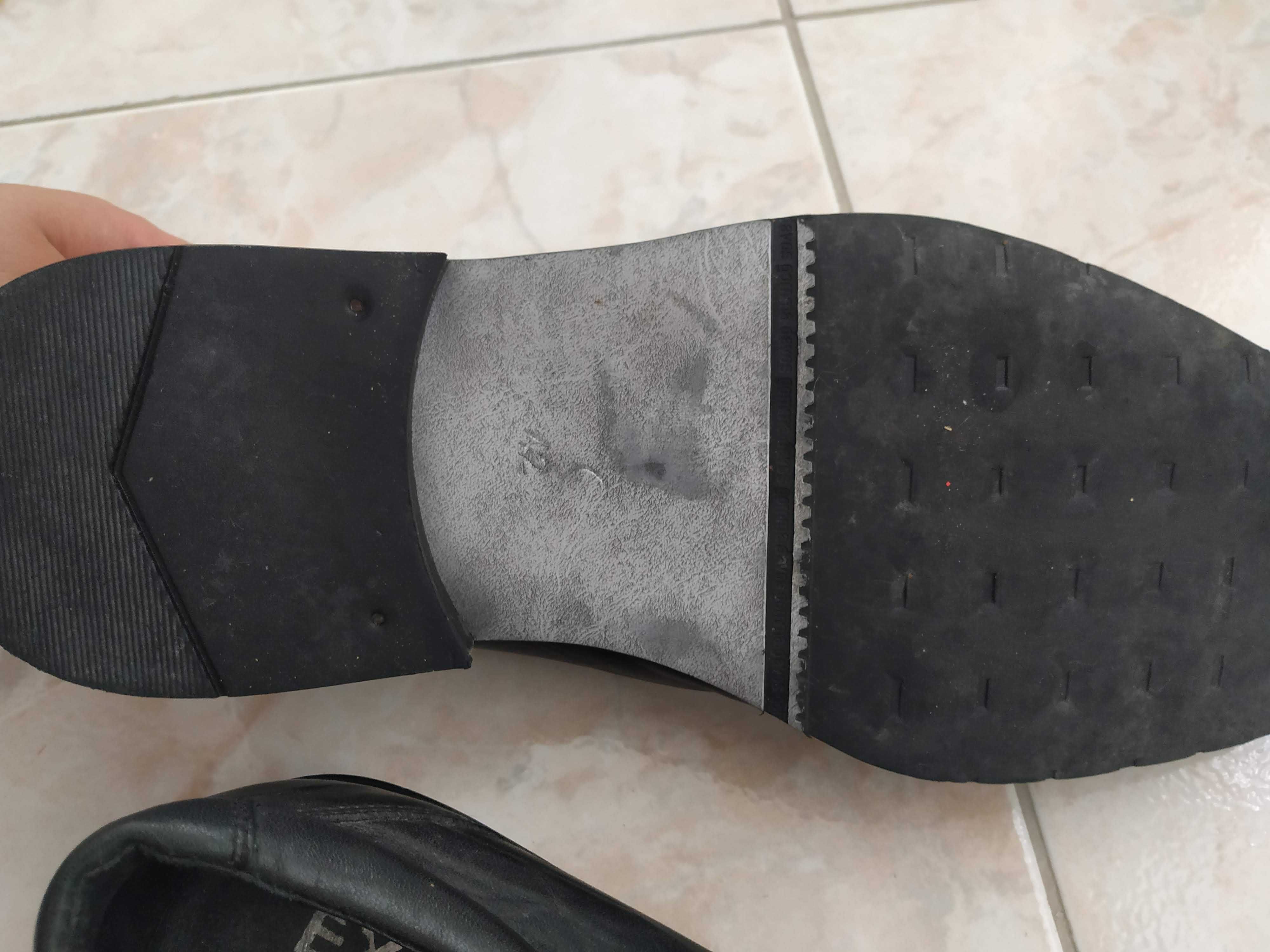 Sapatos pretos de pele 42