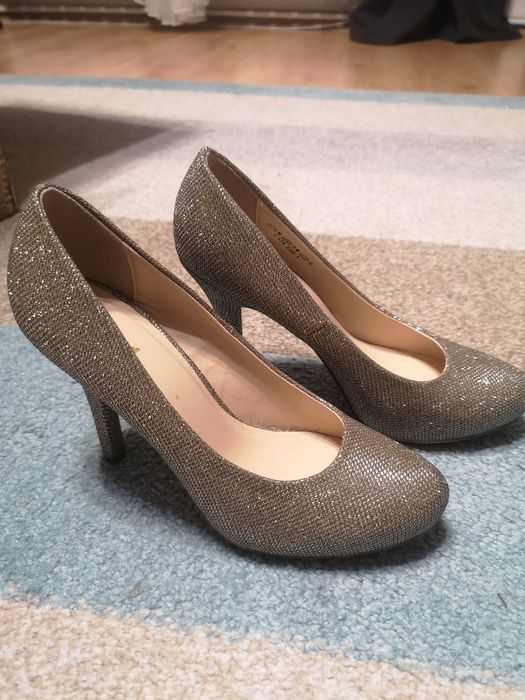 Złote buty na obcasie