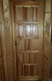 Drzwi wewnętrzne drewniane.