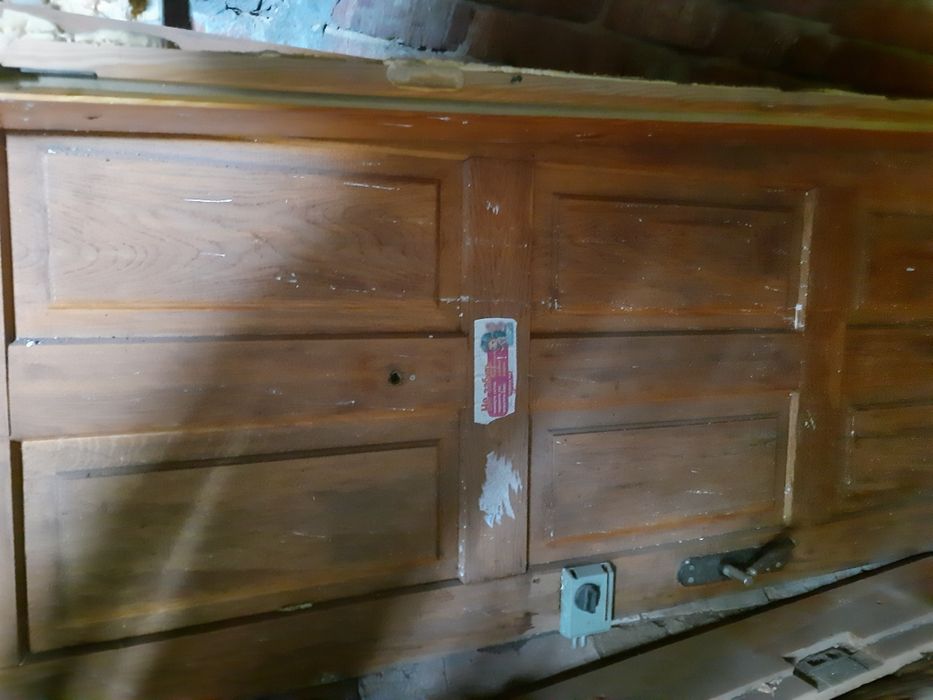 Продам дубовую входную  дверь  с коробкой и двумя замками
