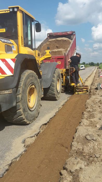 Układanie poboczy scinka poboczarka układarka kruszywa żwiru destruktu