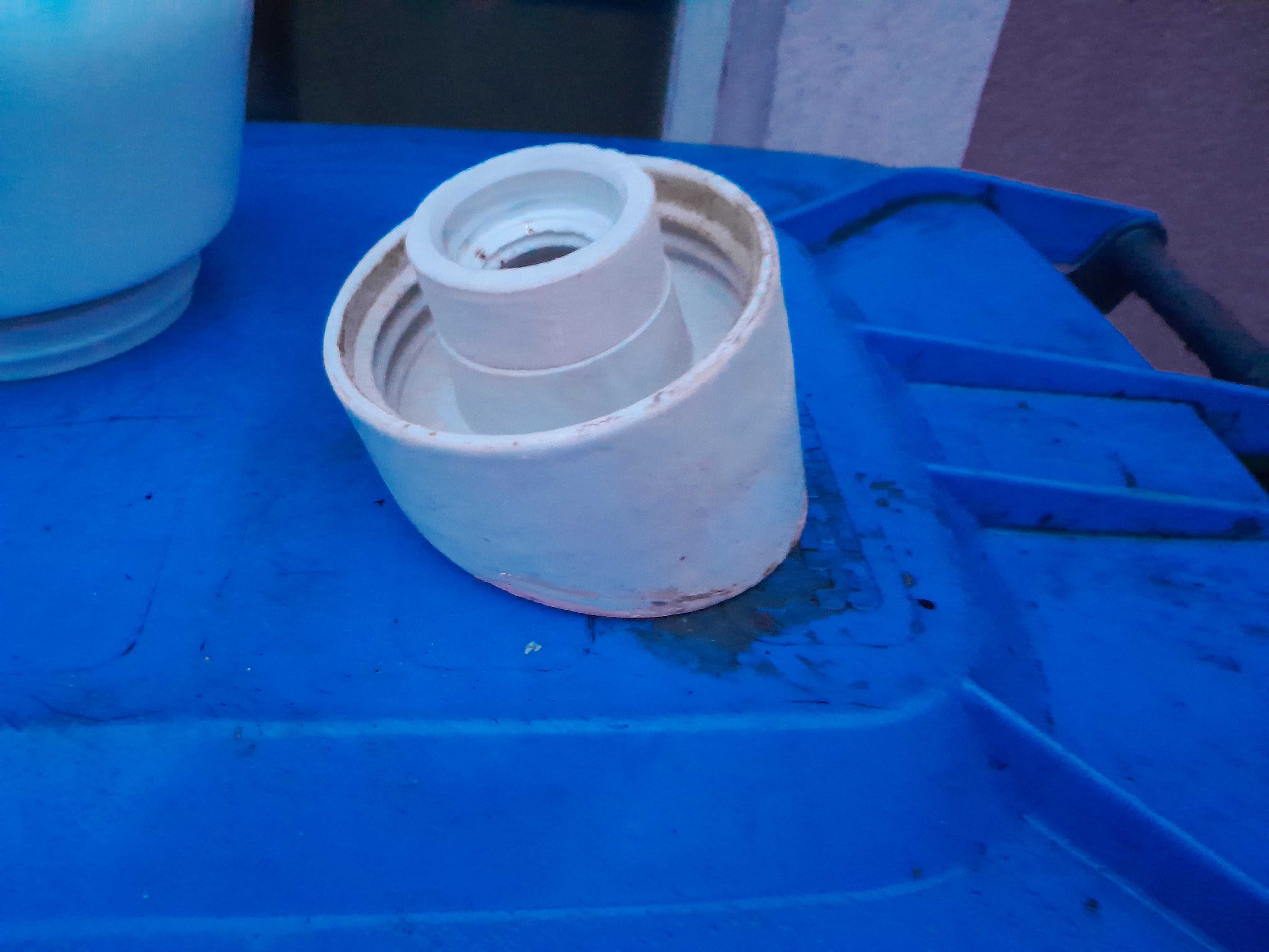 Stara oprawa ceramiczna lampy garażowej piwnicznej