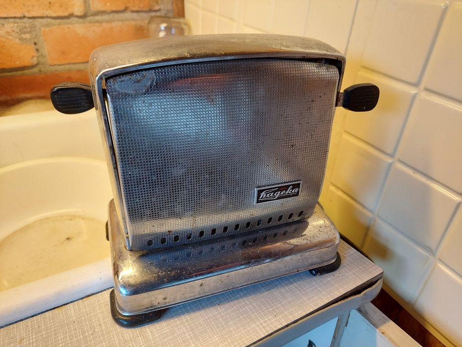 Zabytkowy toster z epoki PRL