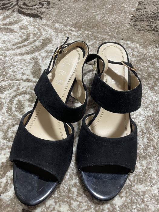 Босоніжки на платформі