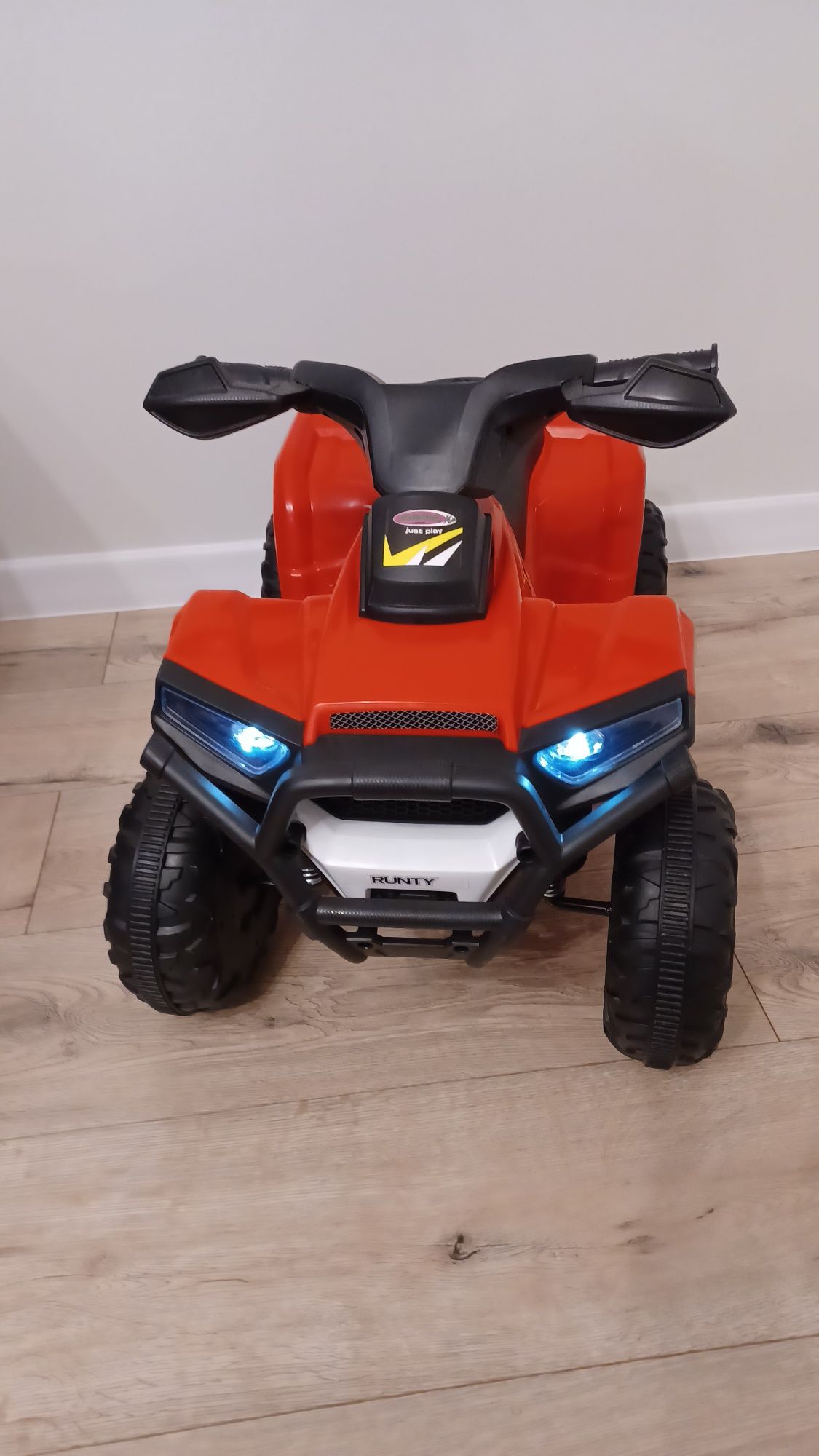 Sprzedam Samochód na akumulator quad 6V  kolor biały