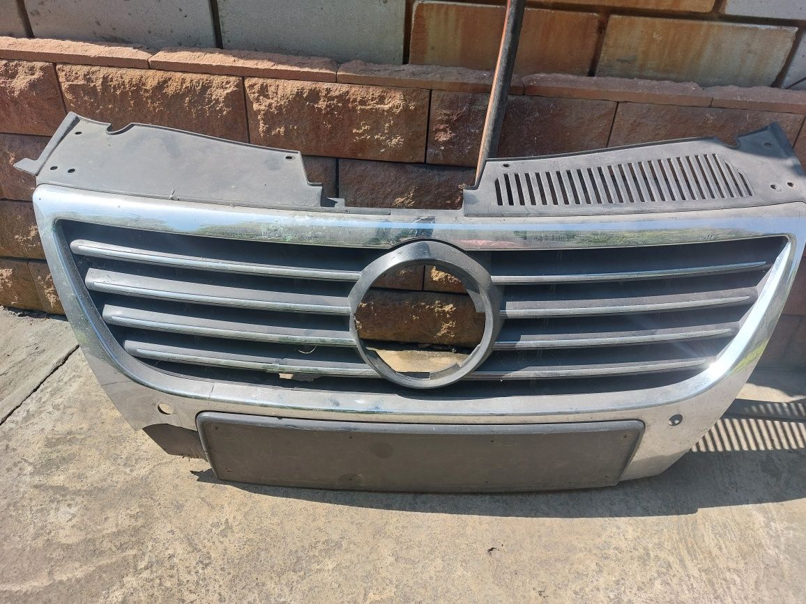 Пошкоджена  решітка радіатора пассат б6 з вирізами під парктронік
