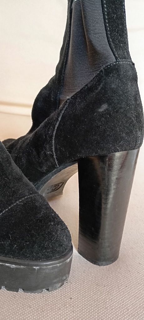 Botas de salto alto pretas em camurça da marca Castañer