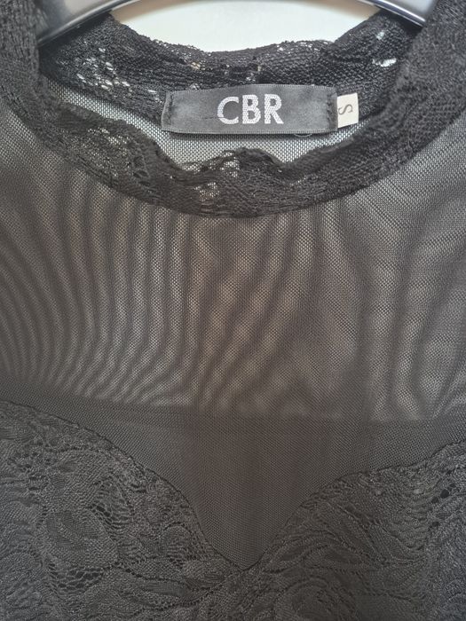 Czarna dopasowana koronkową sukienka w r. S