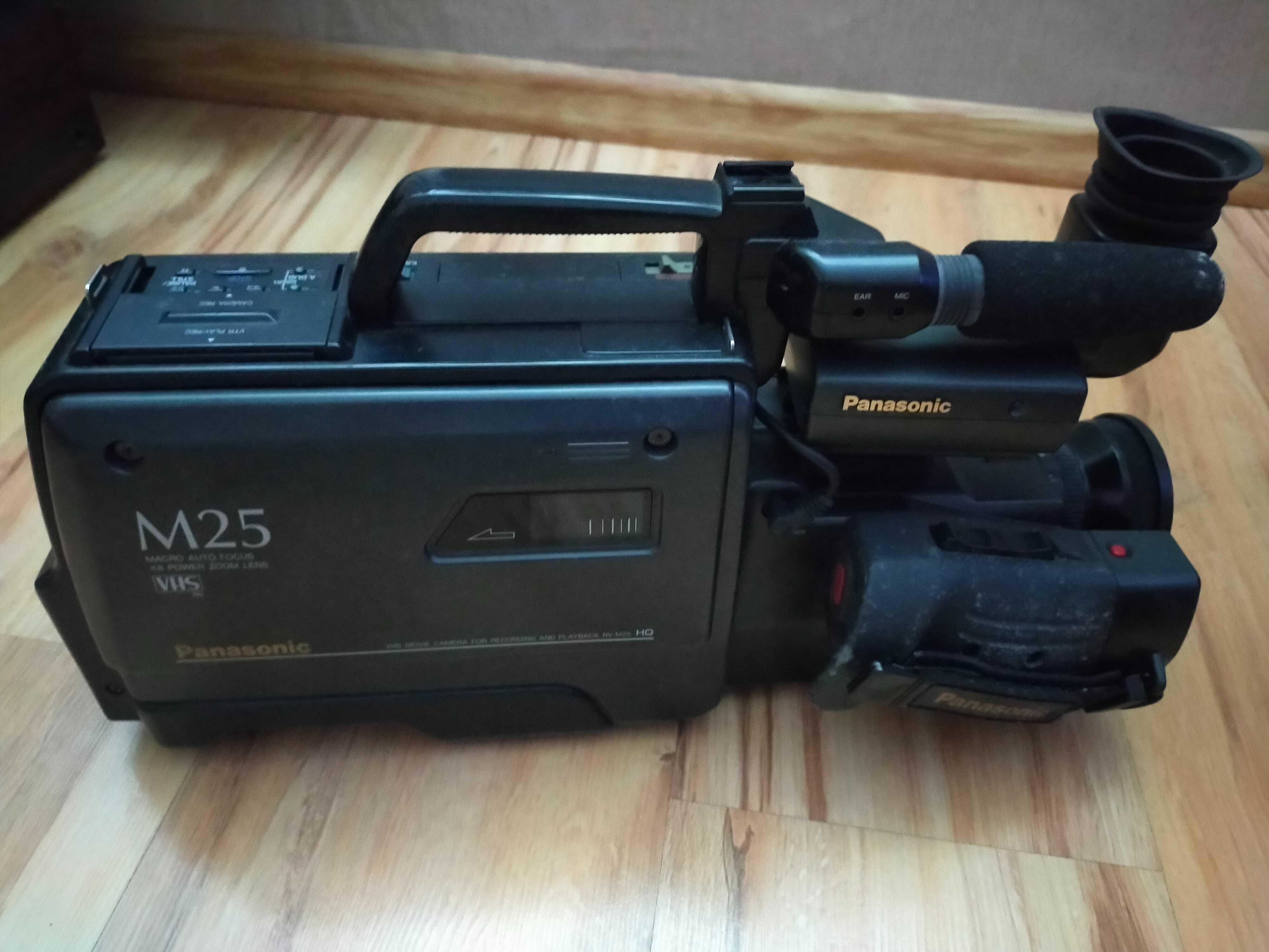 Kamera VHS Panasonic M25 z walizką i wyposażaniem. Instrukcje i dok.