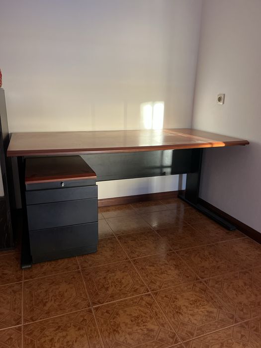 Secretária com movel de apoio
