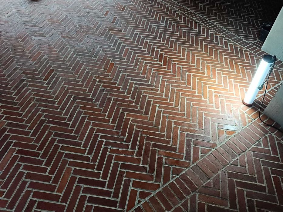 Płytki  ze starej cegły  rozbiórkowej  - podłogowe