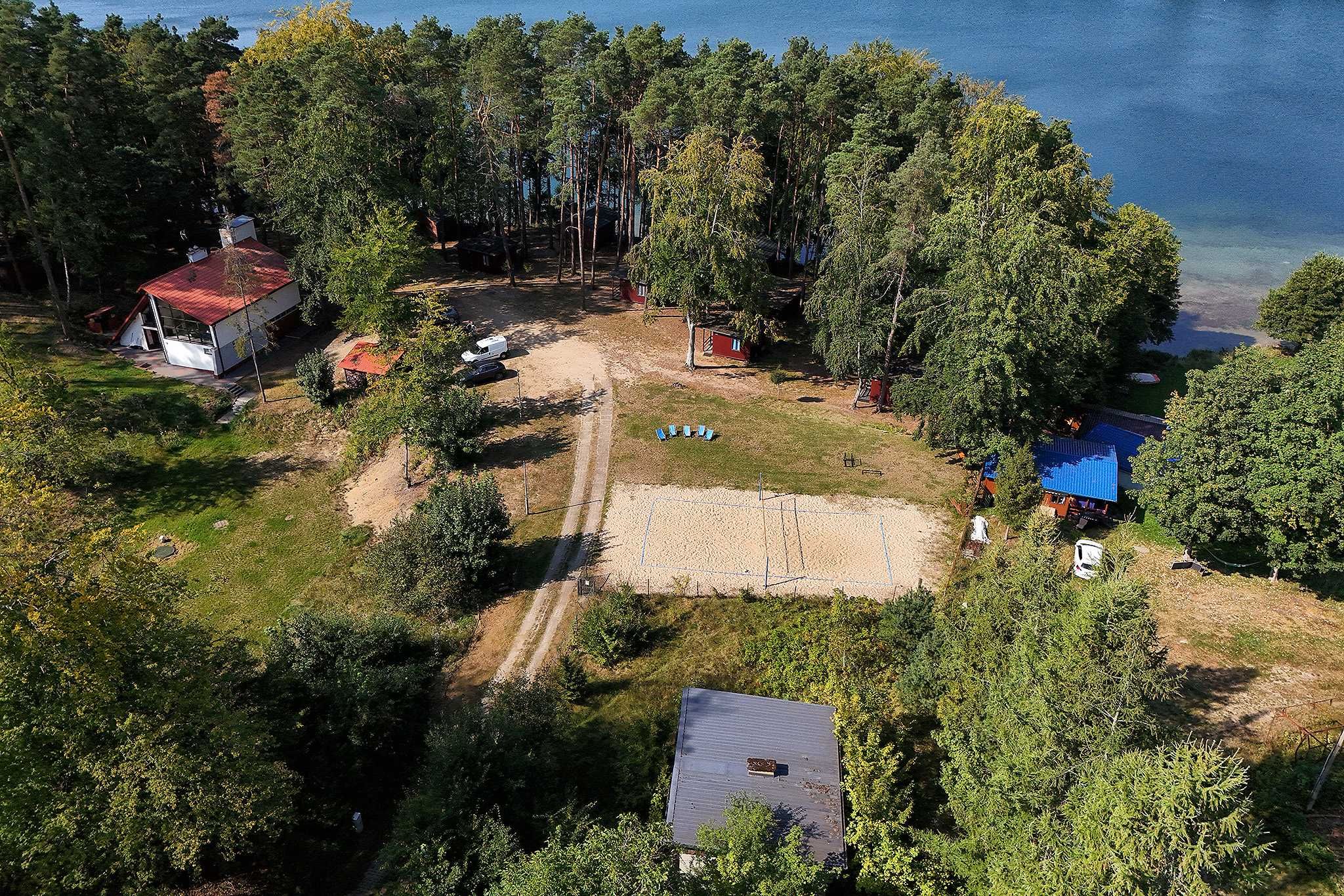 Domki na Kaszubach nad jeziorem Mausz.