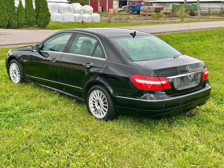 Mercedes E200CDI W212 Sedan 2010 r kolor 040 uszkodzony silnik OM651