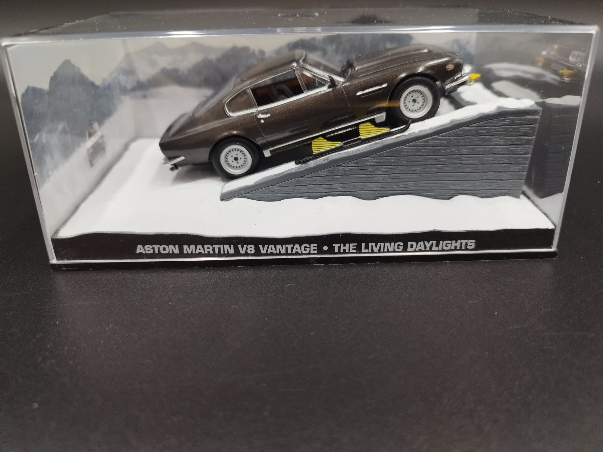 1:43 Altaya Aston Martin V8 Vantage James Bond 007 model