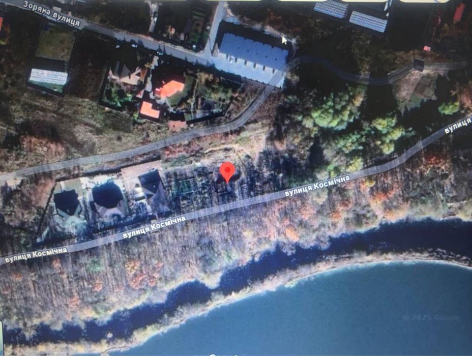 Ділянка біля річки з фундаментом