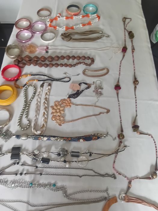 Fios antigos e braceletes em ótimo estado