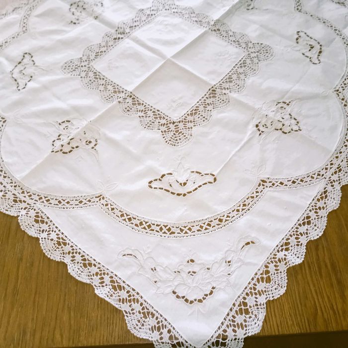 KREMOWY haftowany z koronką szydęłkową obrusek -78cm x78cm