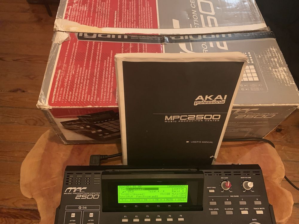 Akai mpc 2500 na caixa original ram max e HD interno