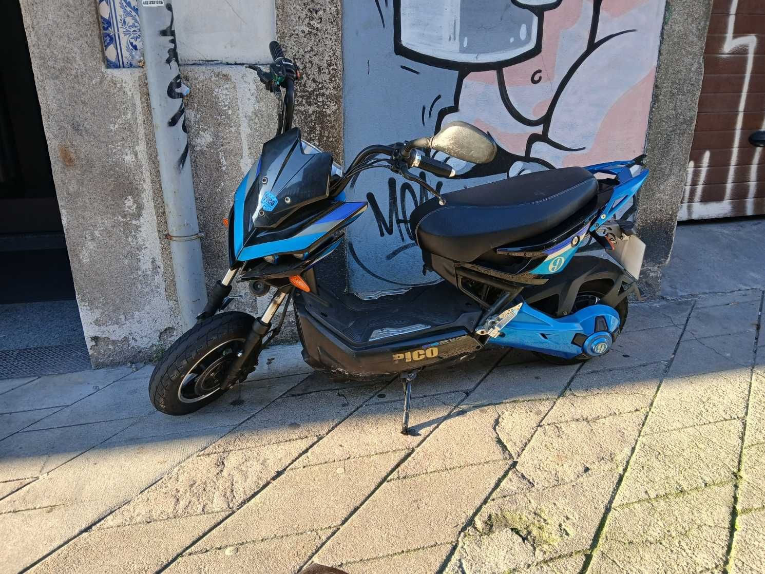 Trotinete Pico a andar muito bem.