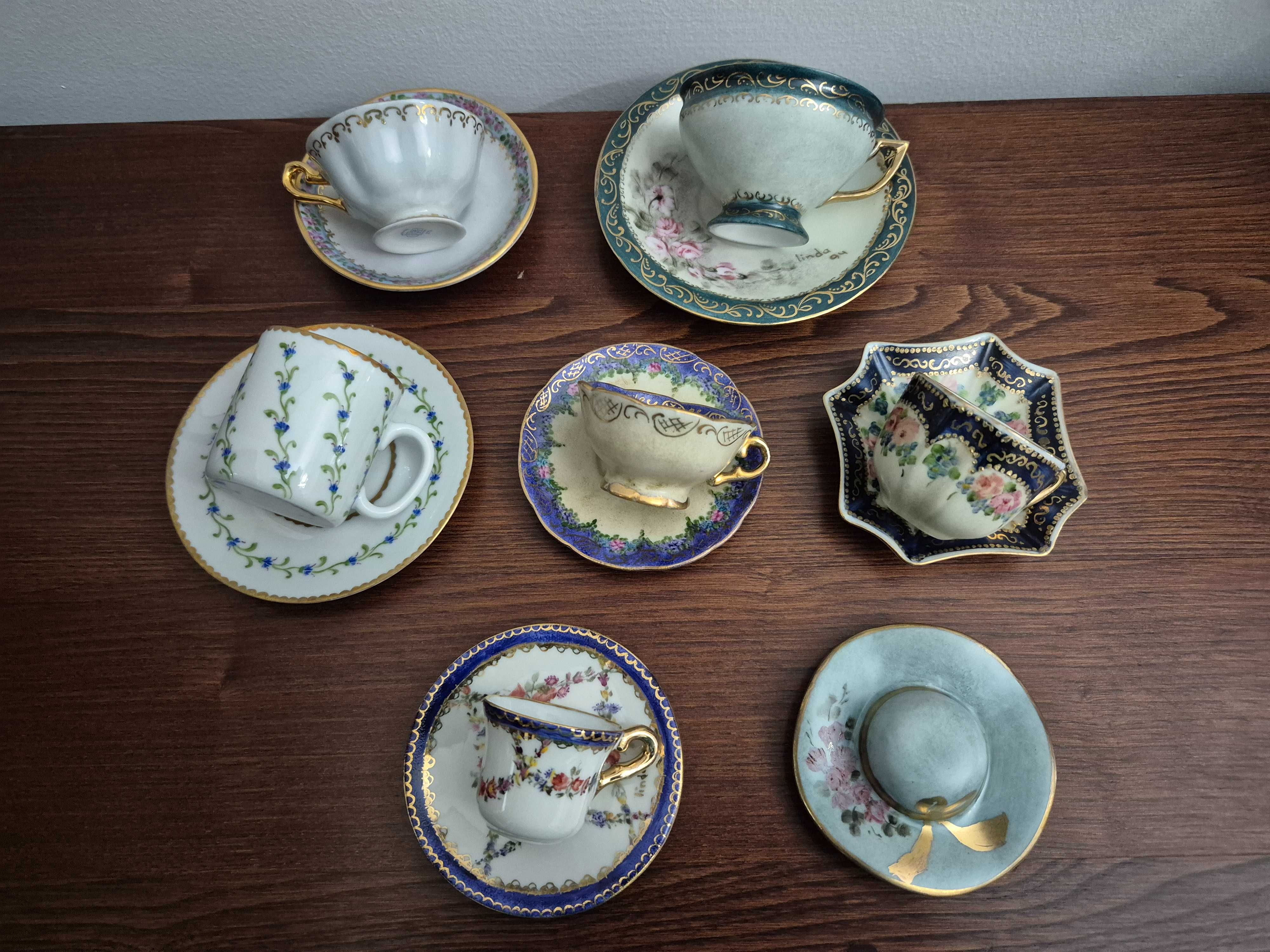 Conjunto de 13 peças em porcelana pintadas à mão